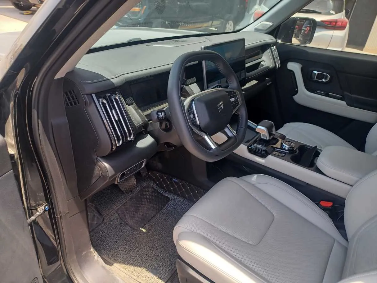 Car image 12
