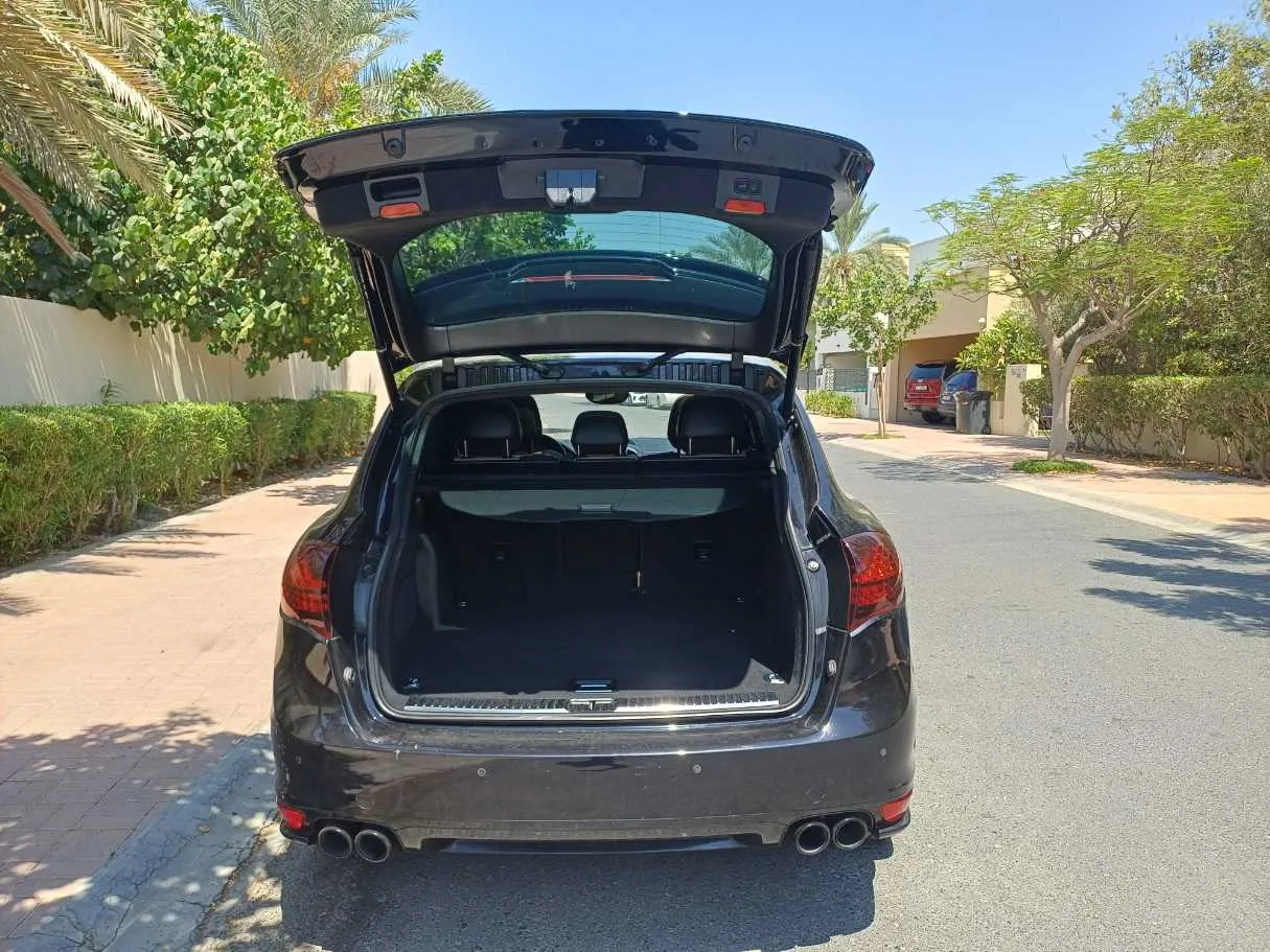 Car image 19