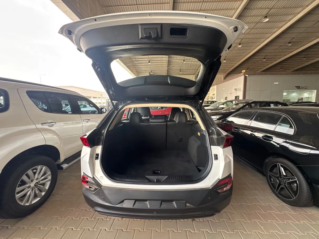 Car image 16