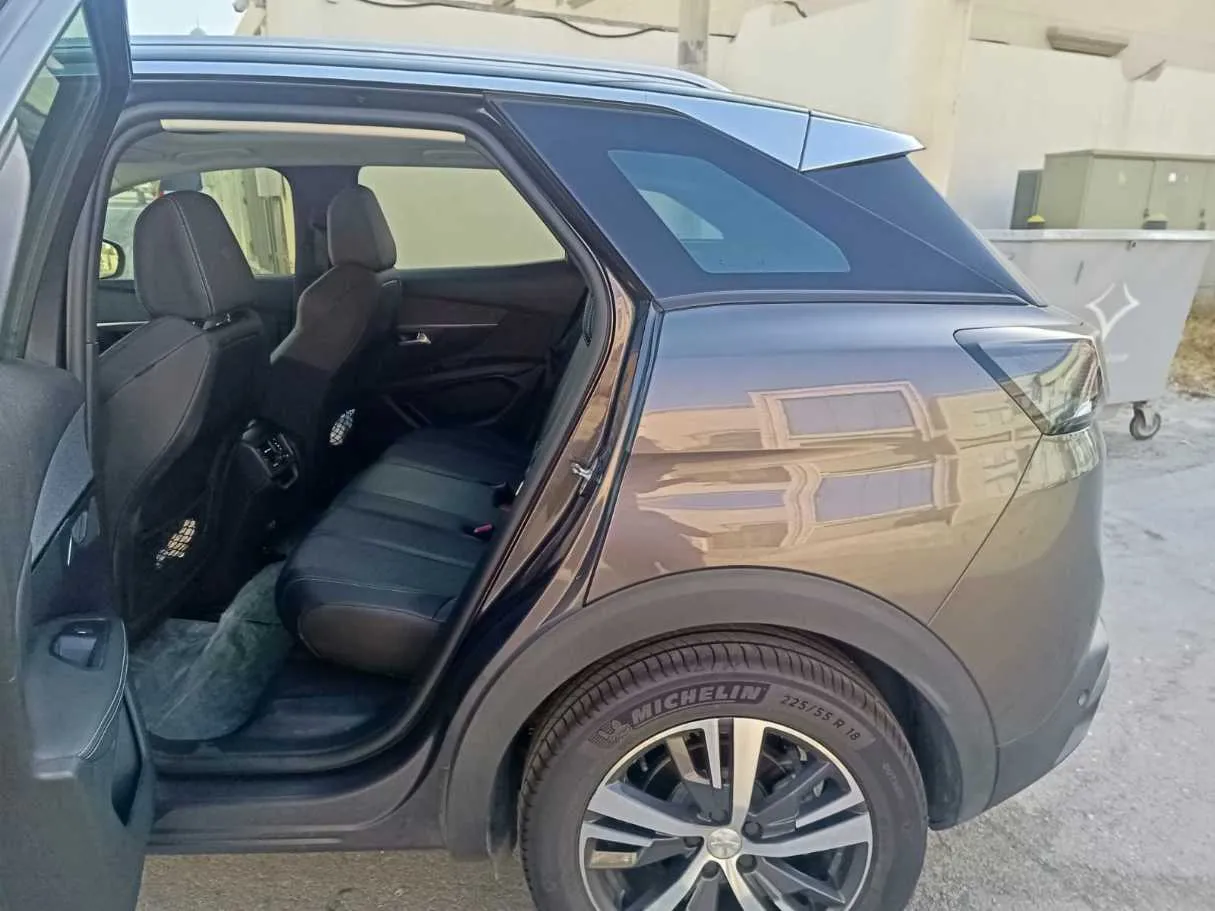 Car image 17
