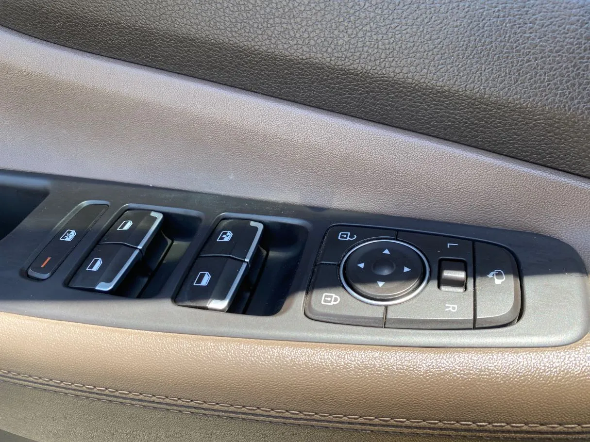 Car image 25