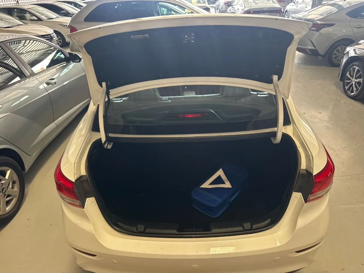Car image 18