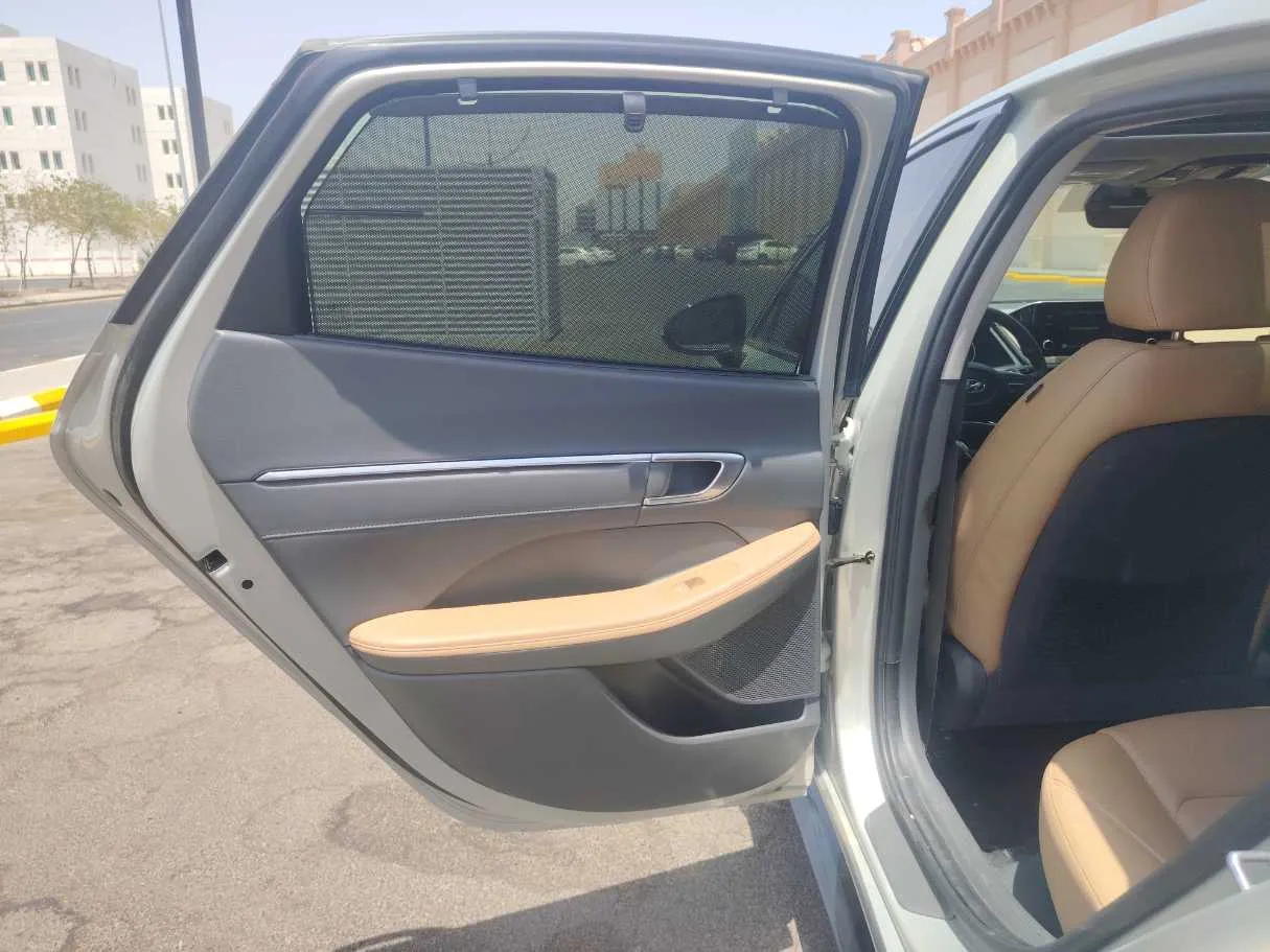 Car image 14