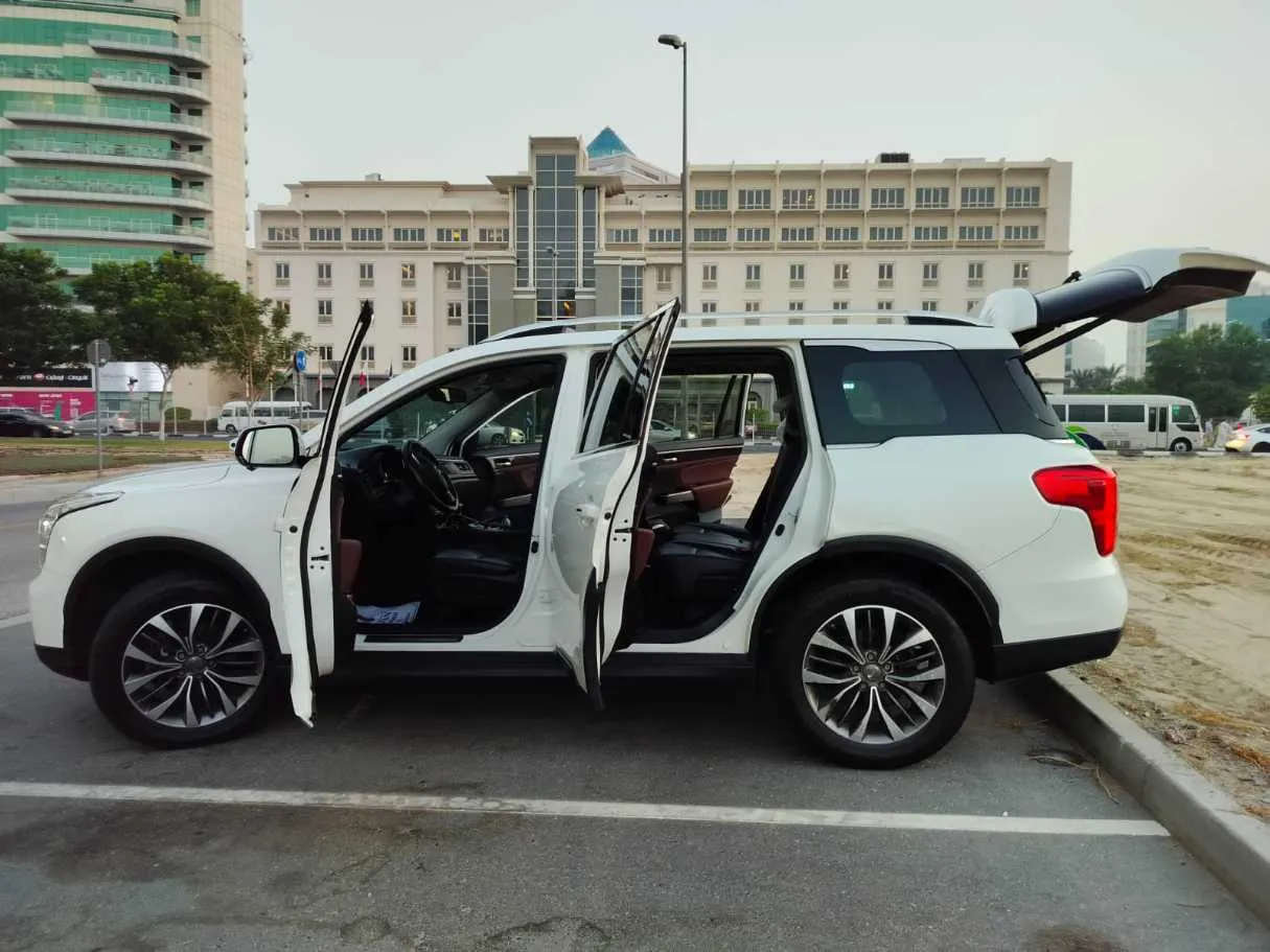 Car image 14