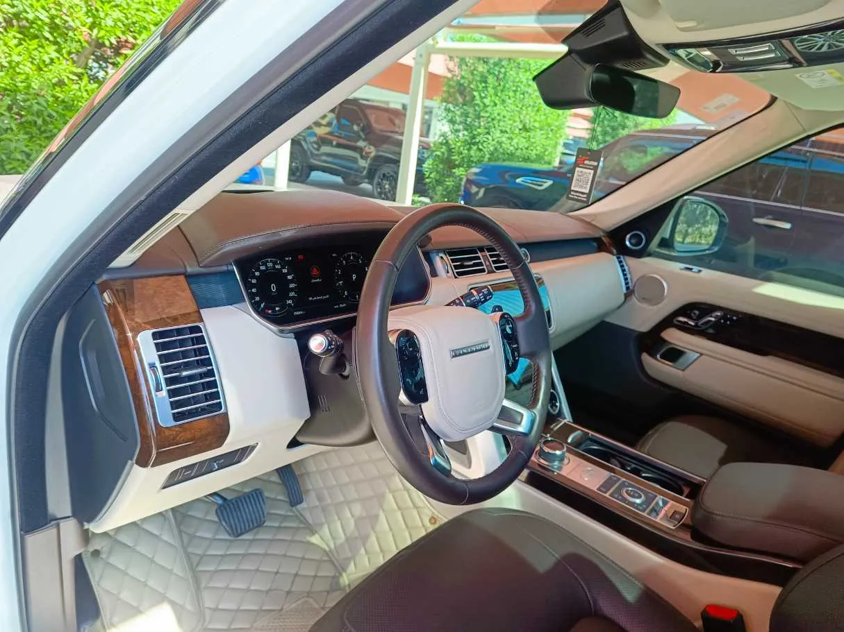 Car image 14
