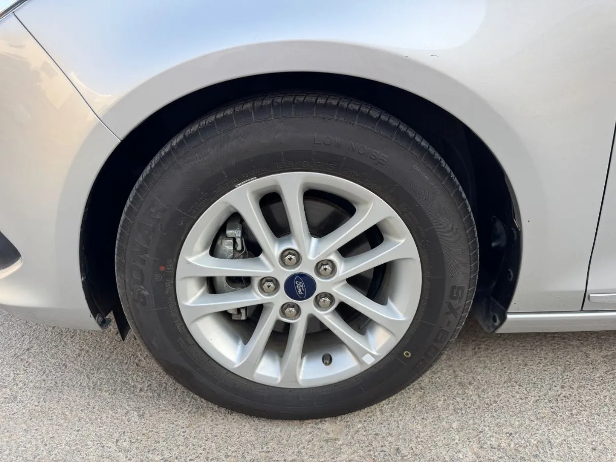 Car image 9