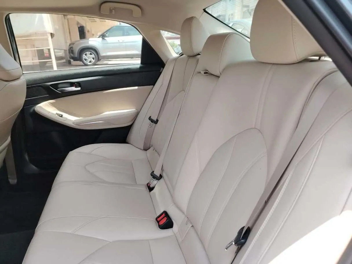 Car image 18
