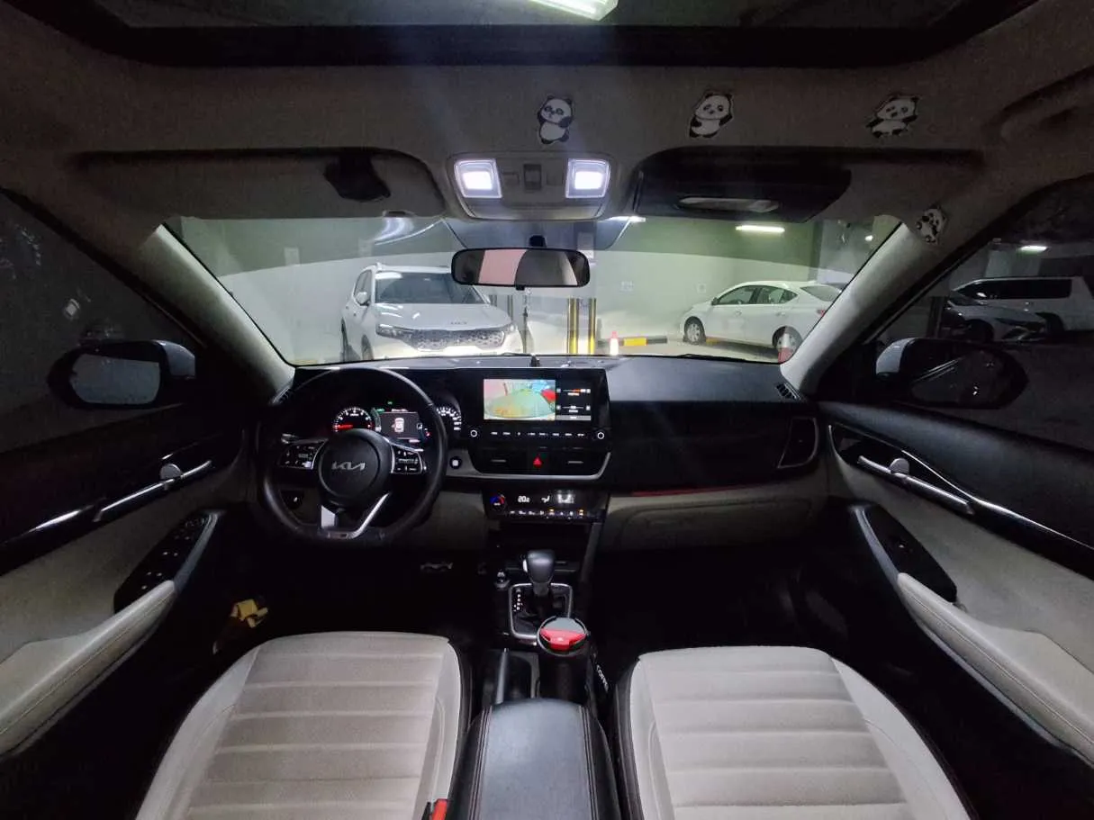 Car image 14