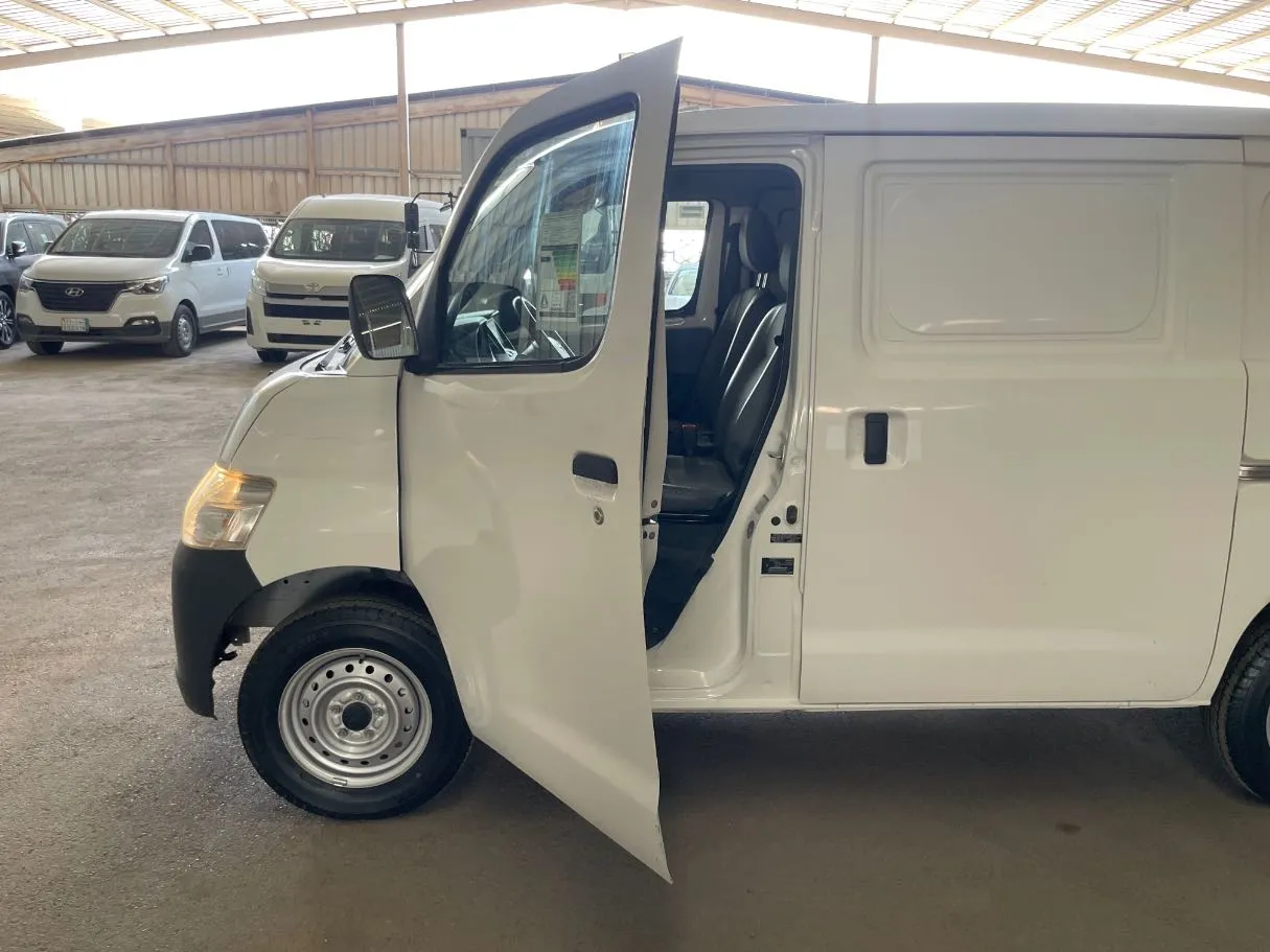 Car image 10