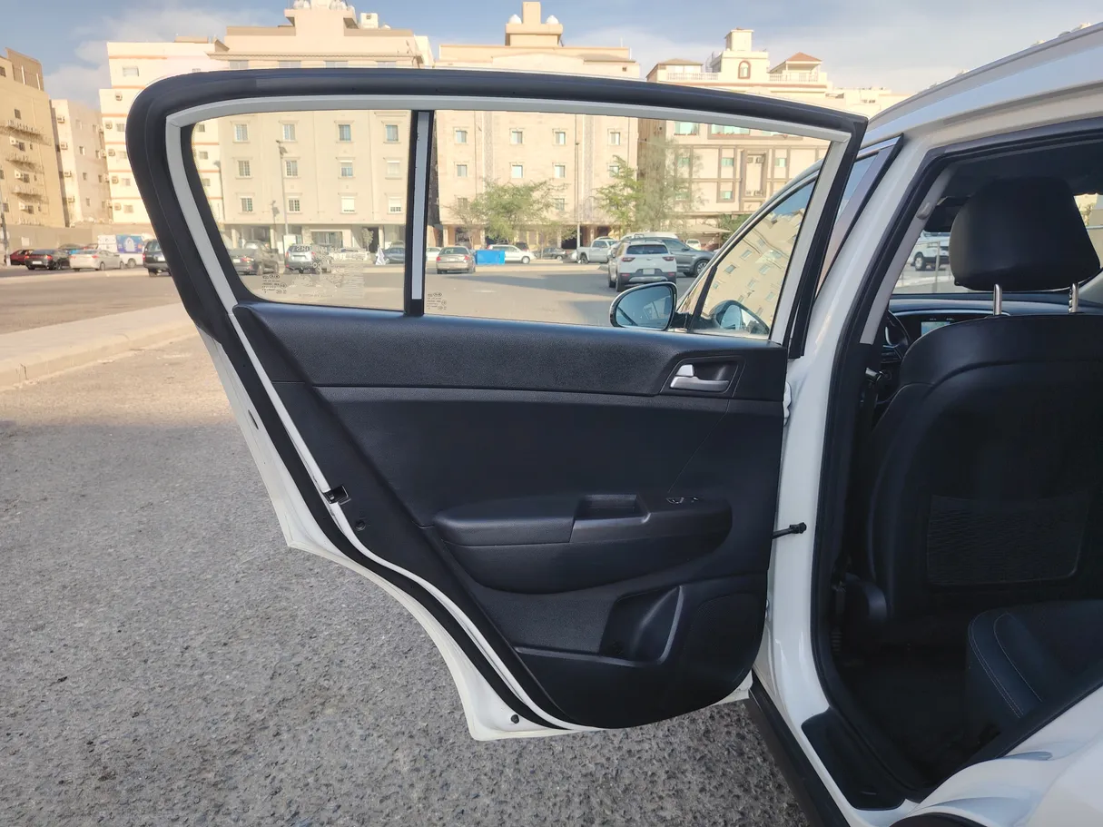 Car image 14