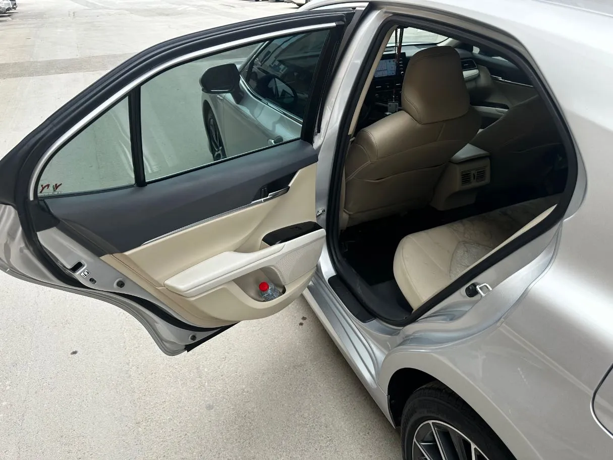 Car image 13