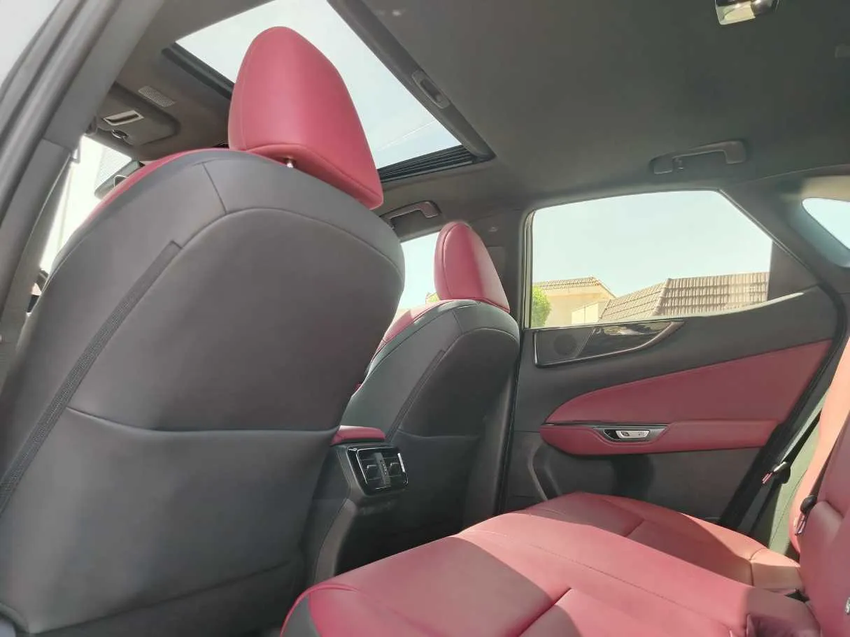 Car image 18