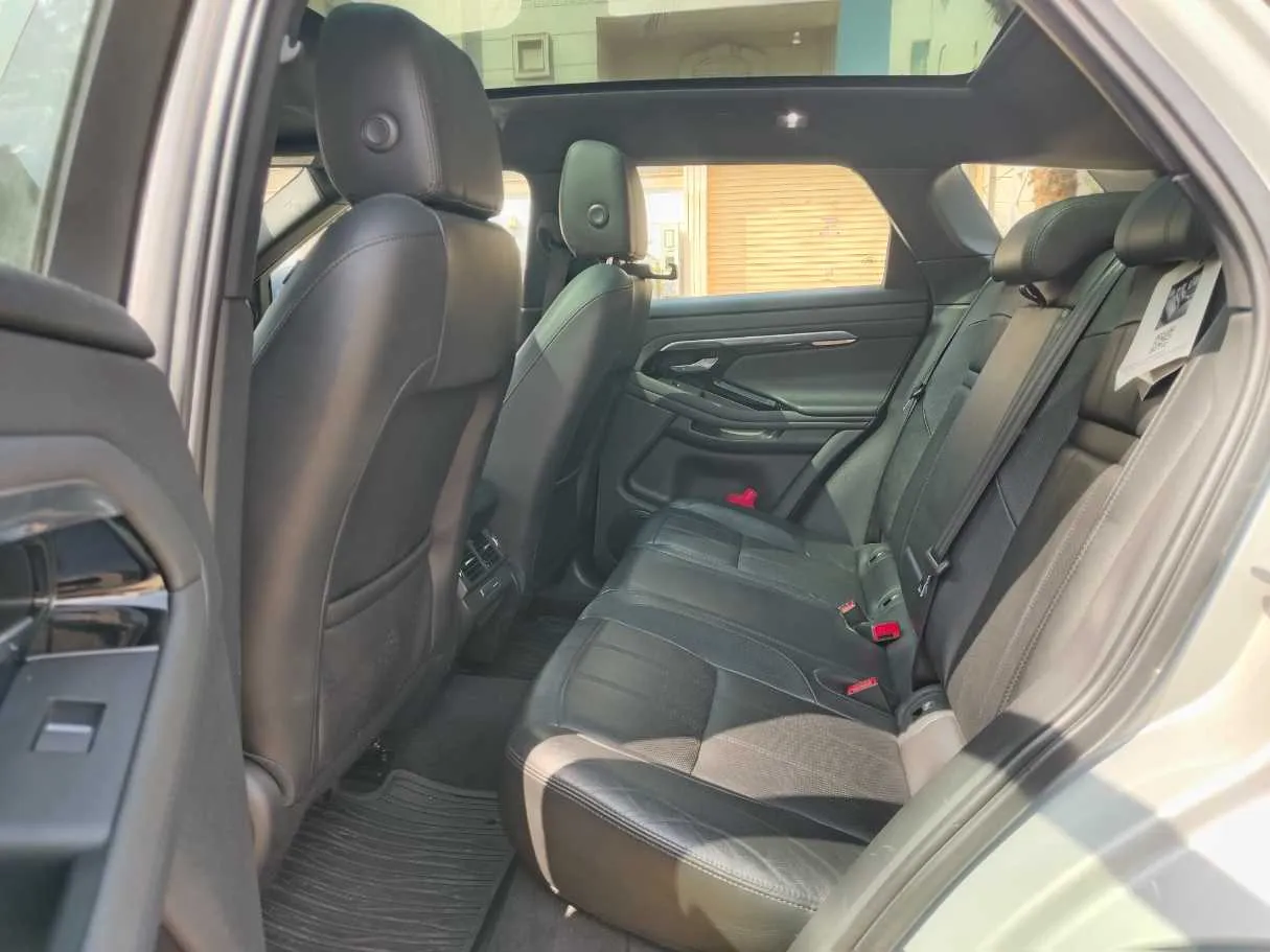 Car image 18