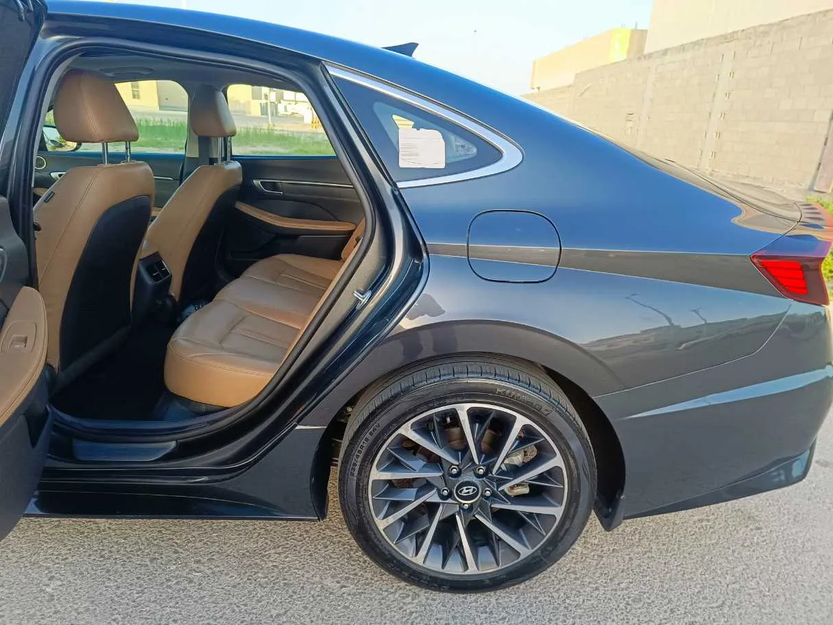 Car image 17