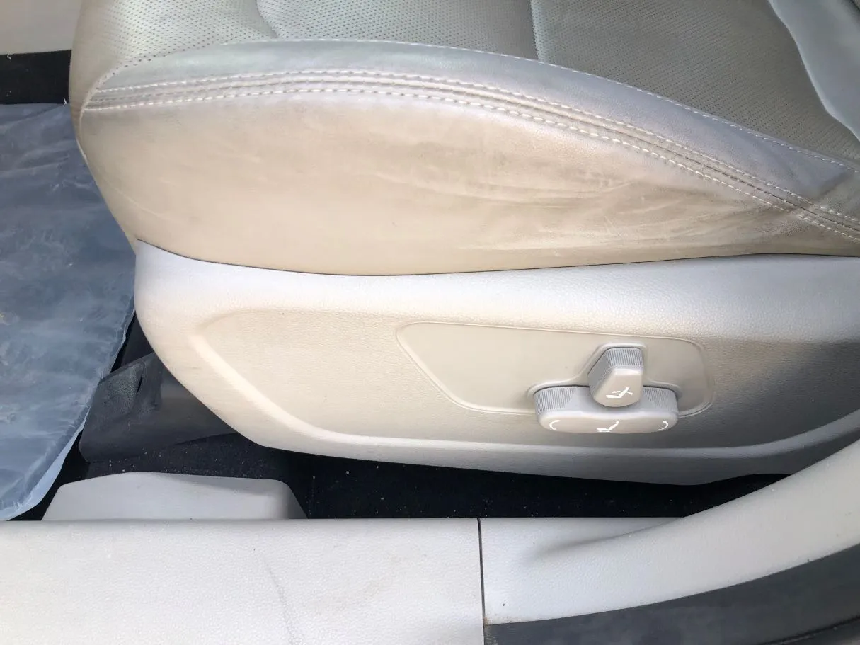 Car image 26