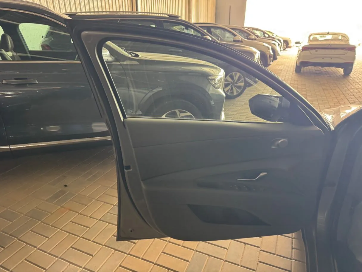 Car image 8