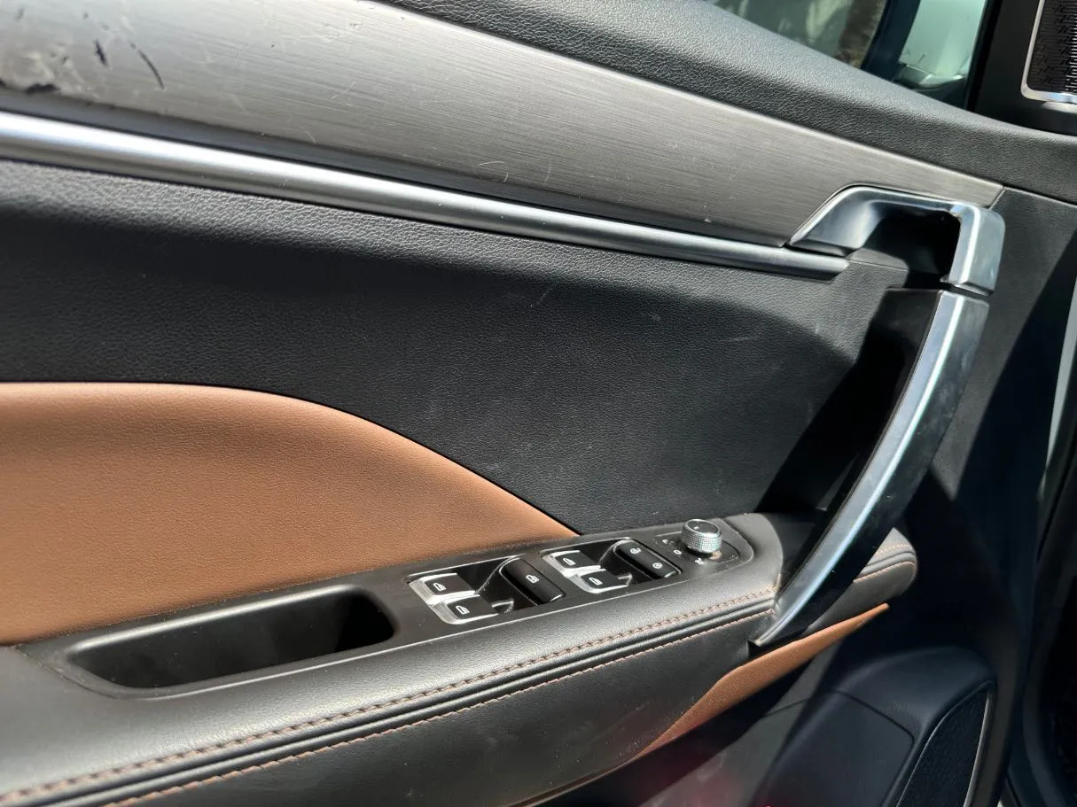 Car image 25