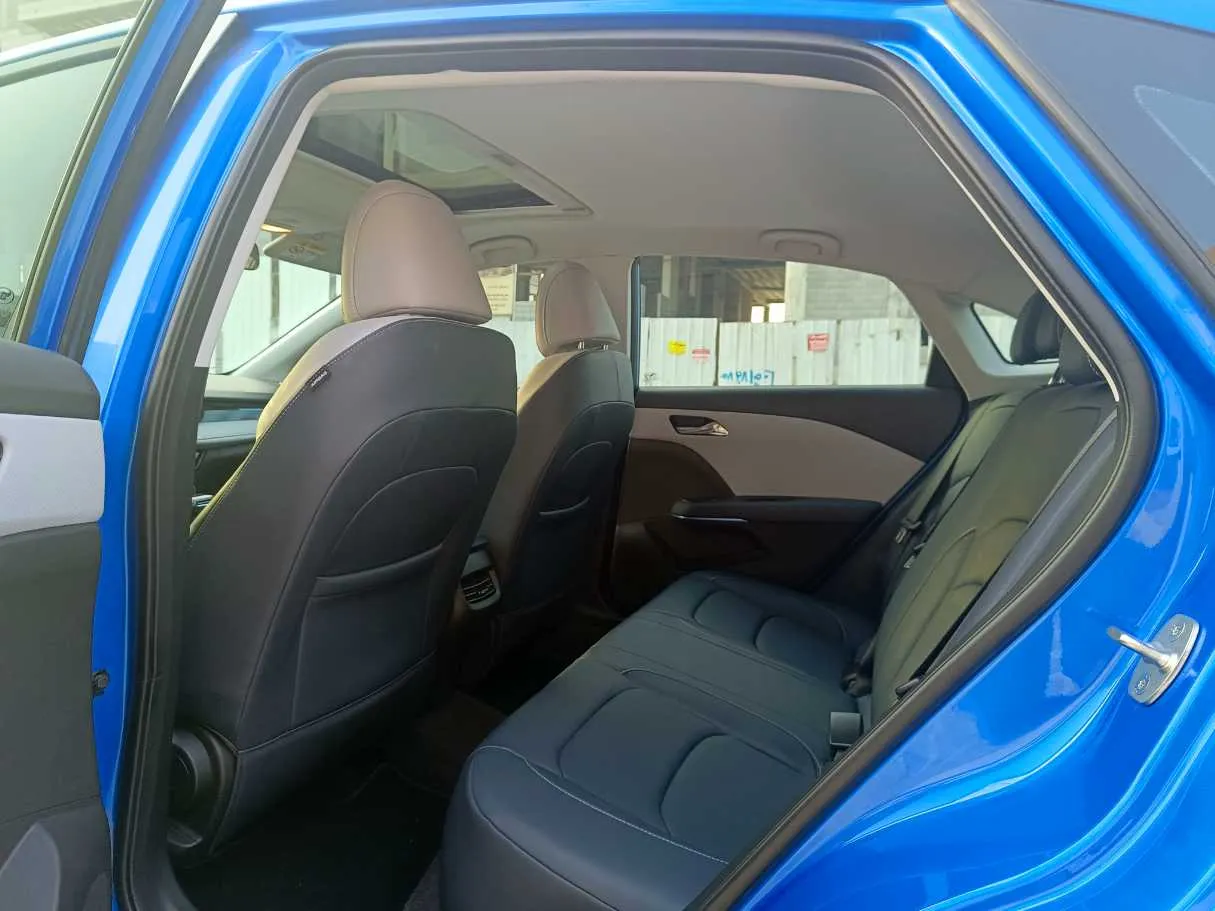 Car image 16