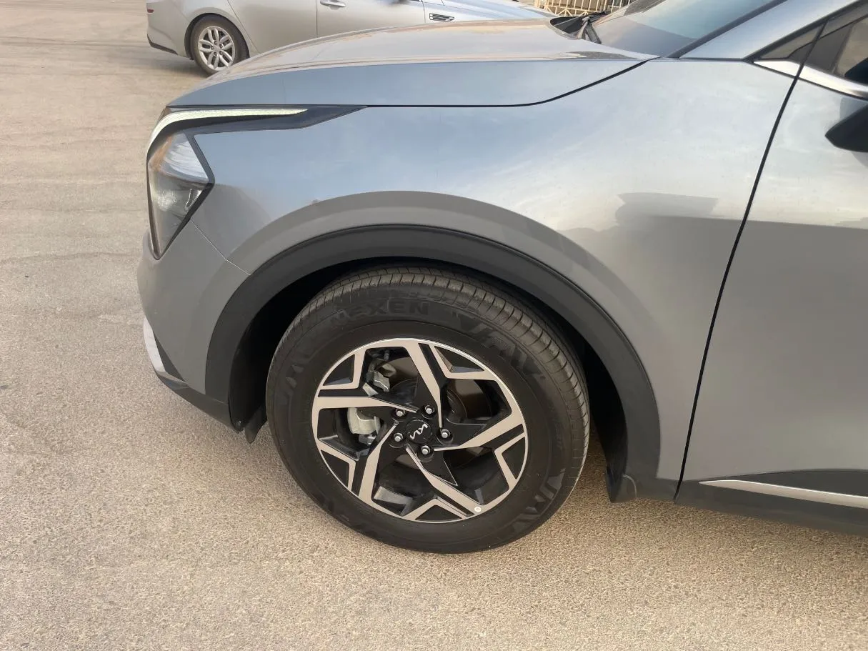 Car image 9