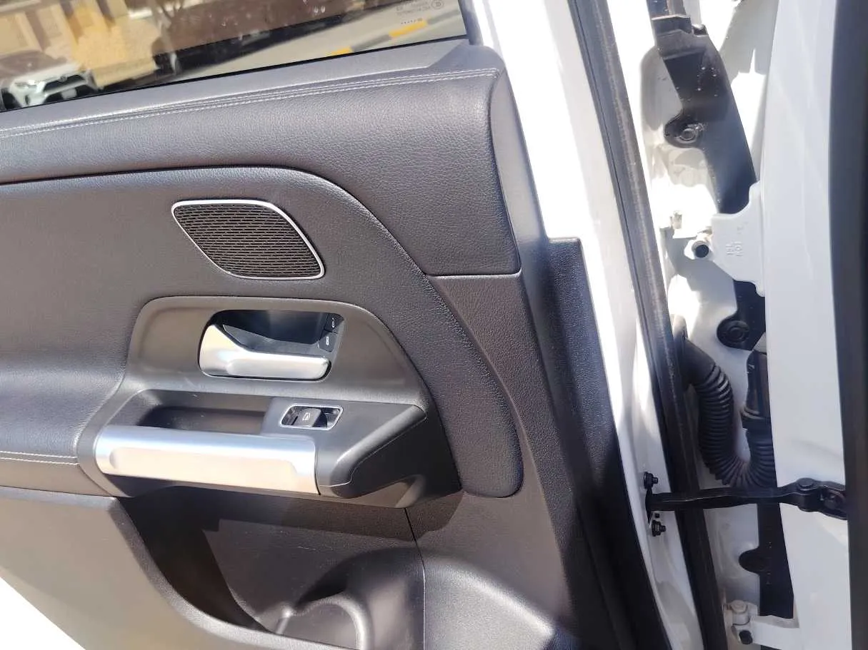 Car image 27