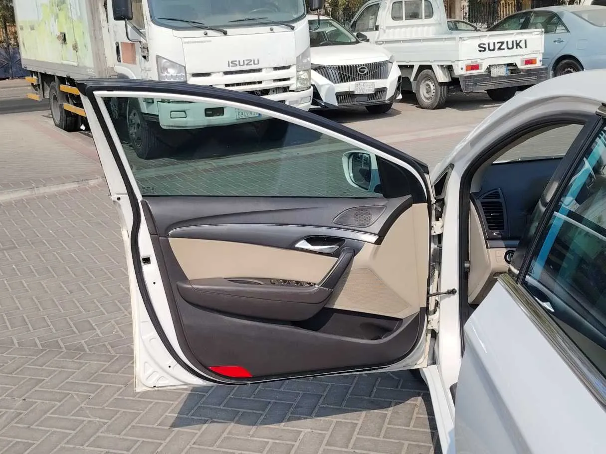 Car image 10