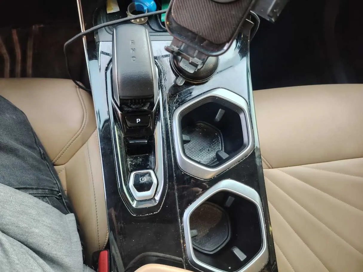 Car image 25