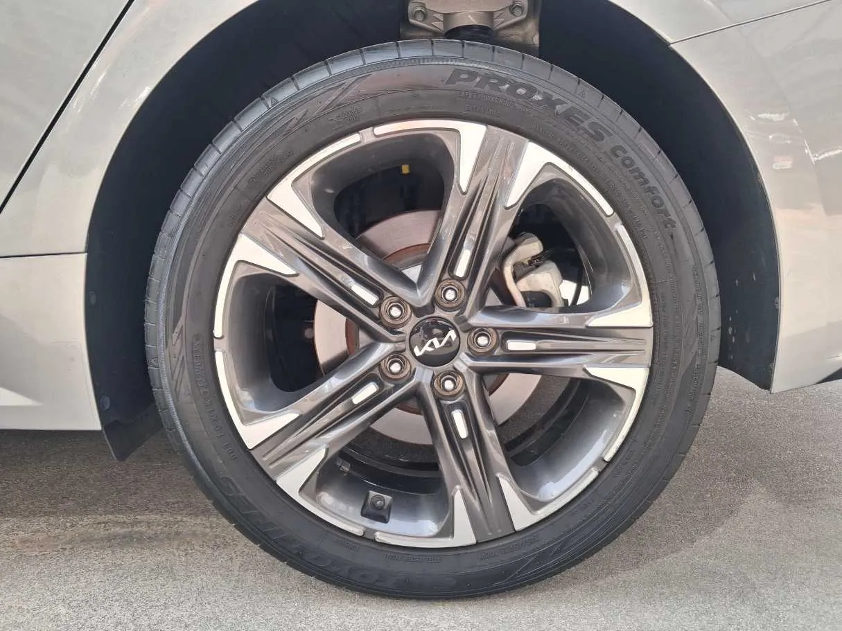 Car image 9