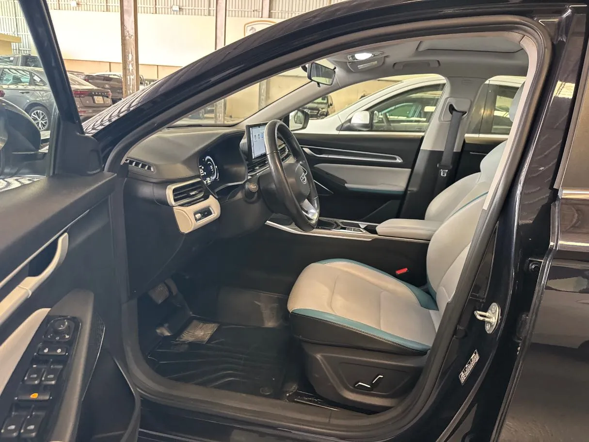 Car image 9