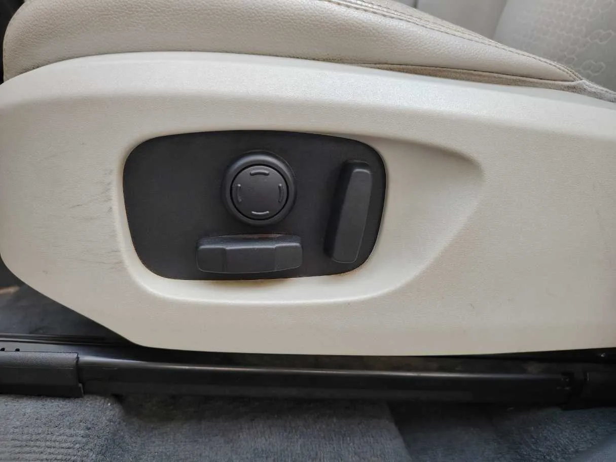 Car image 27