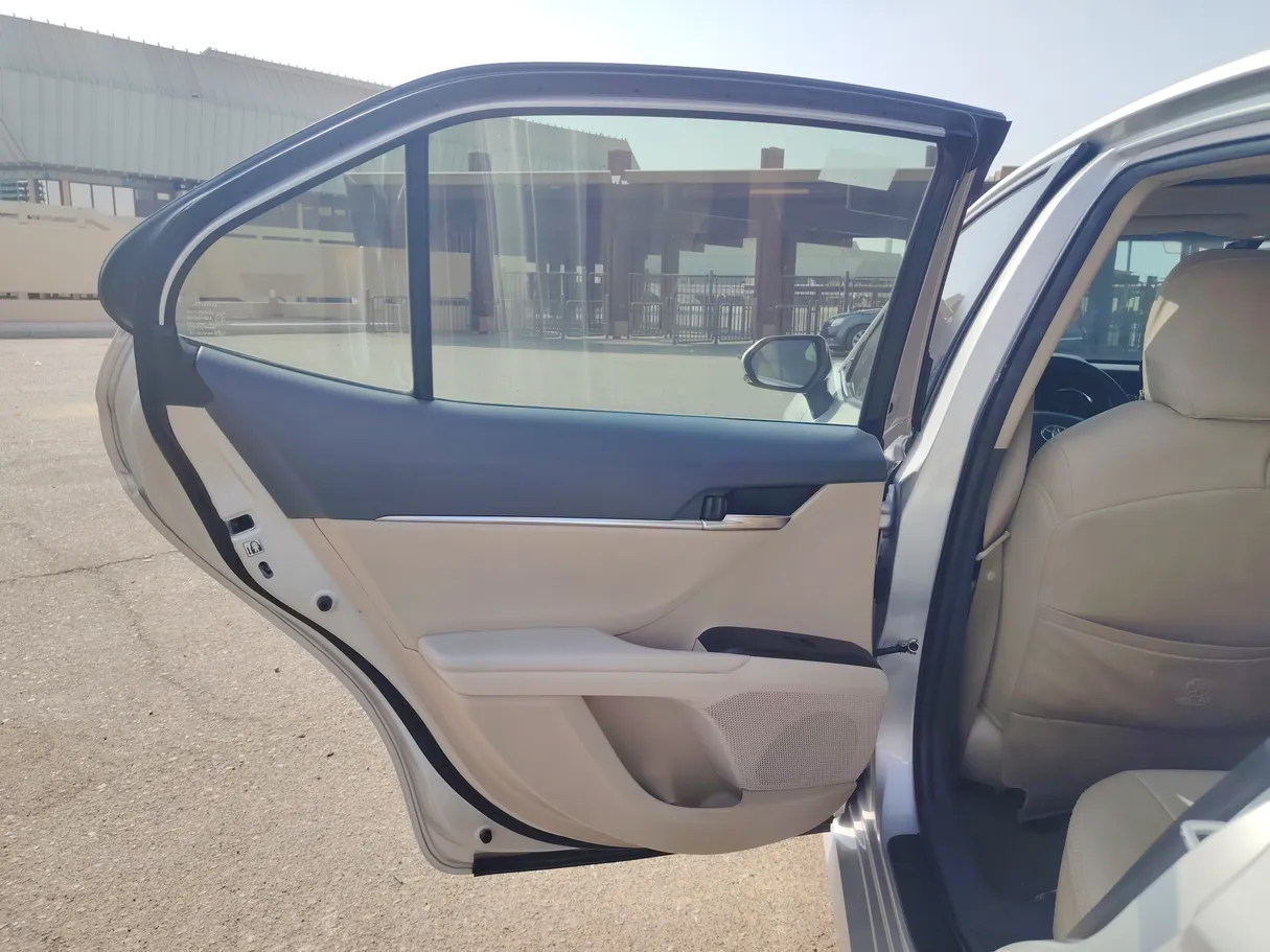 Car image 14