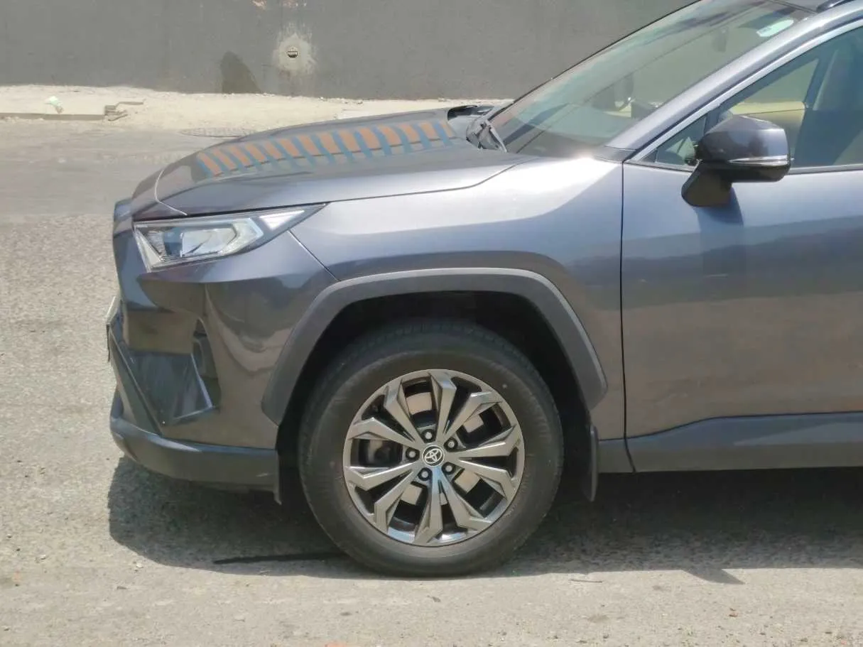 Car image 9