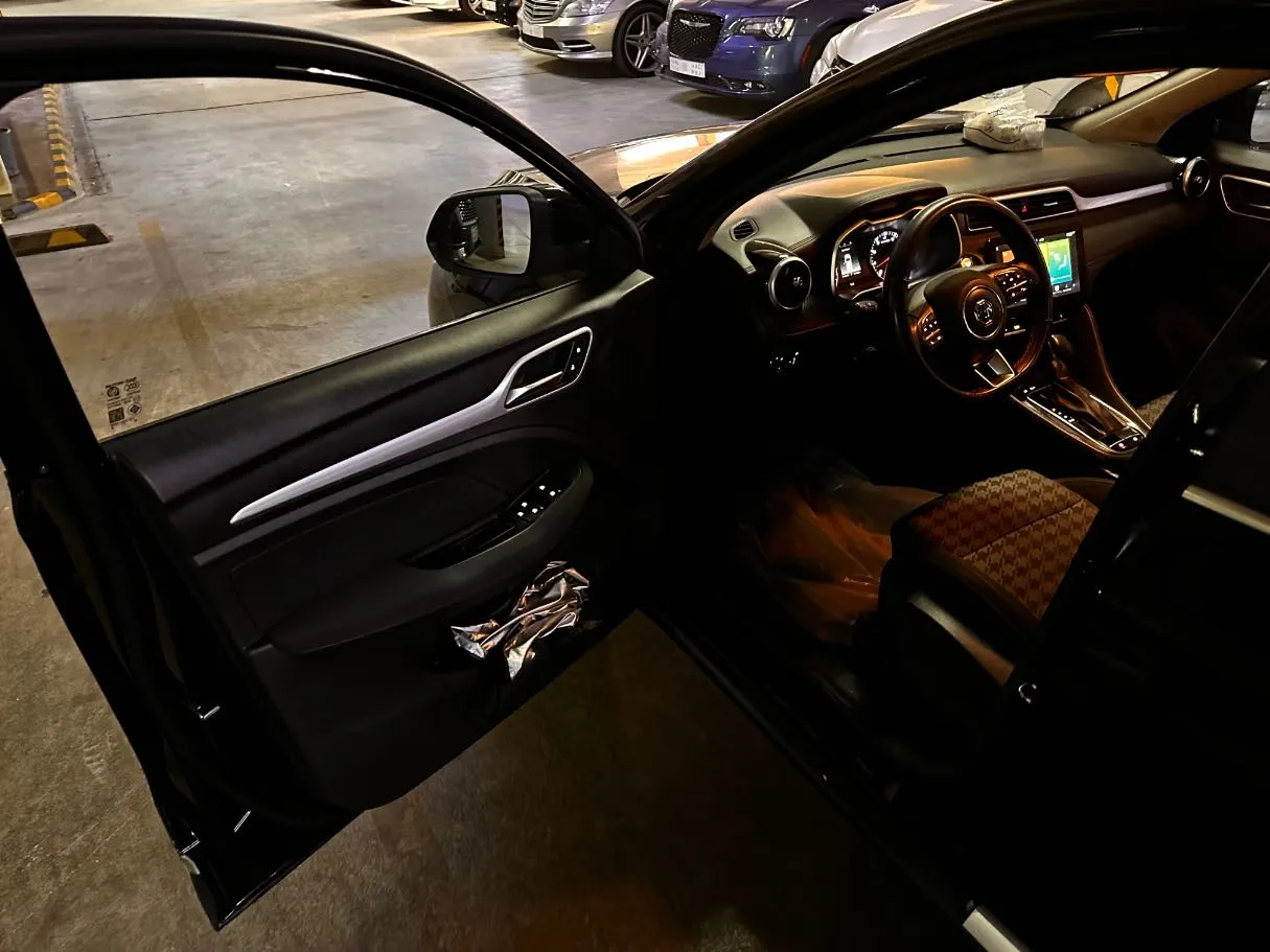 Car image 11