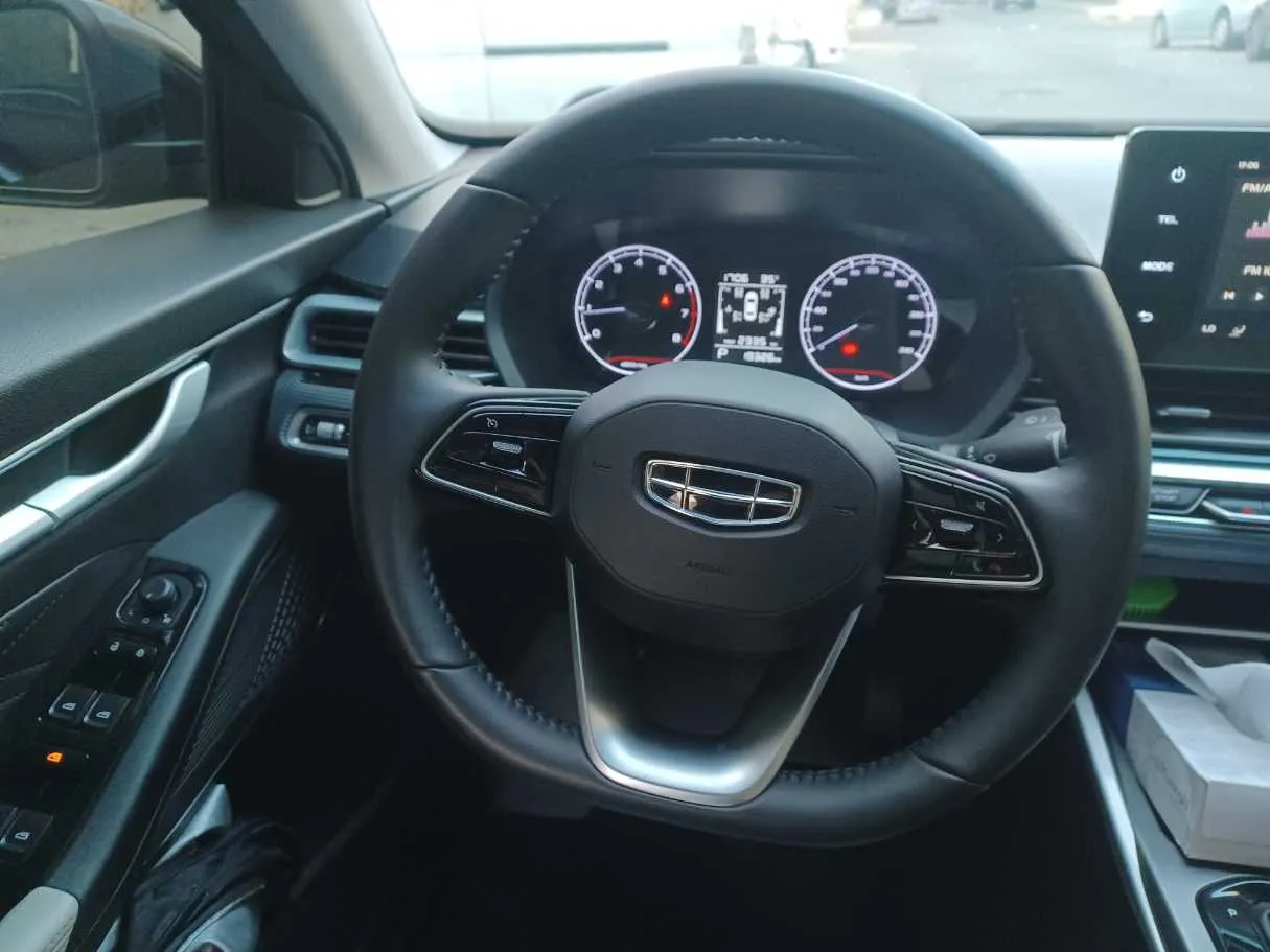 Car image 14