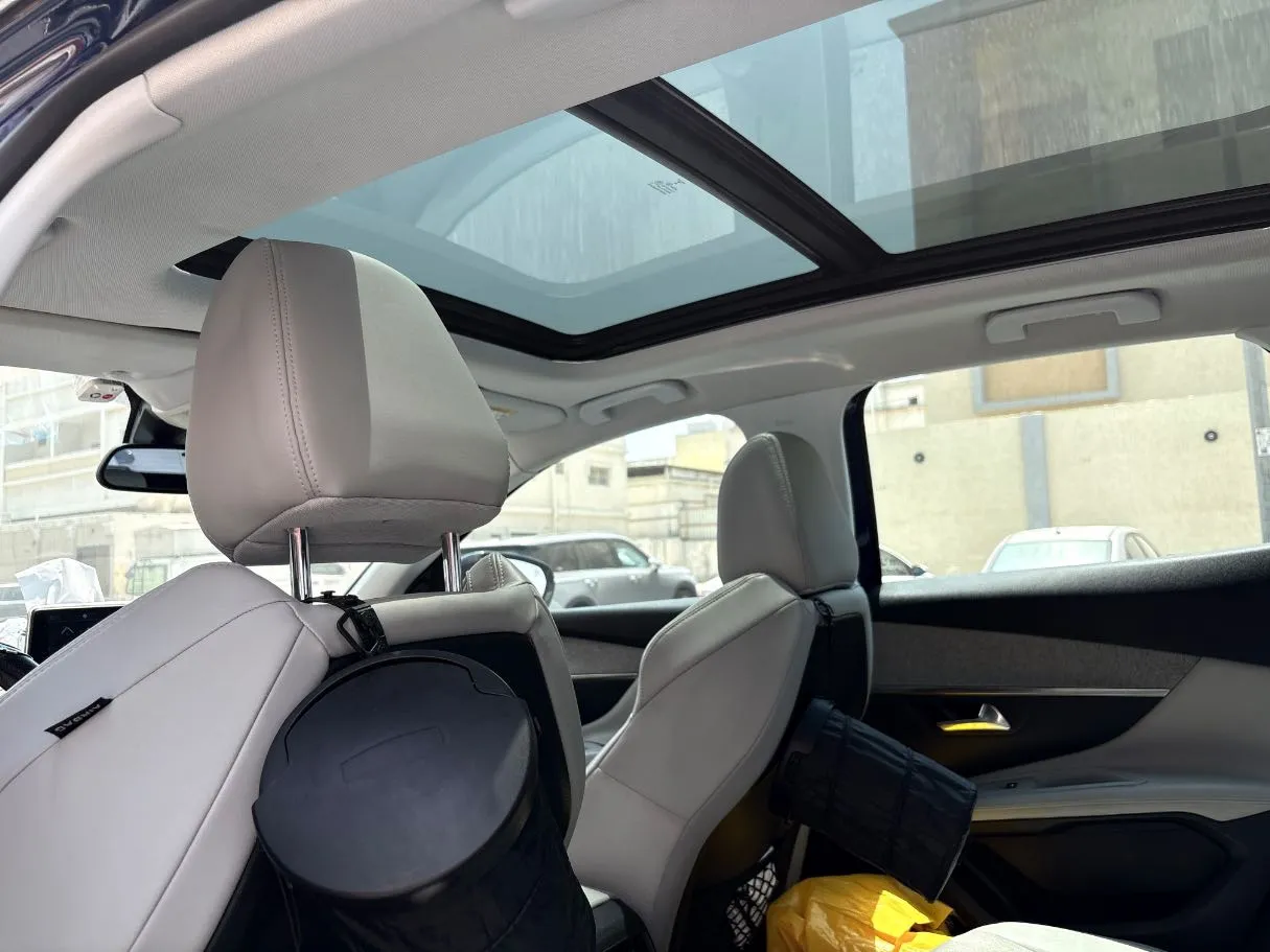Car image 17