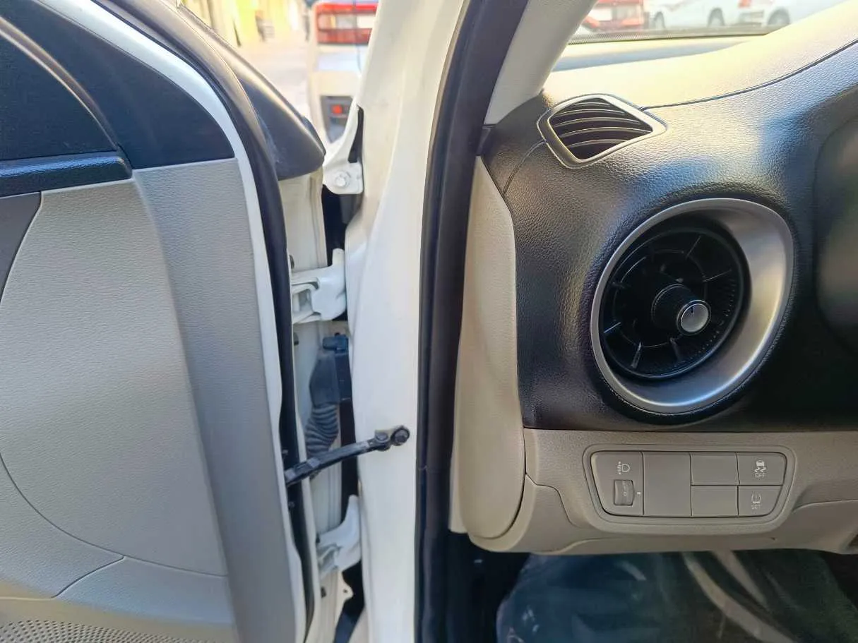 Car image 28