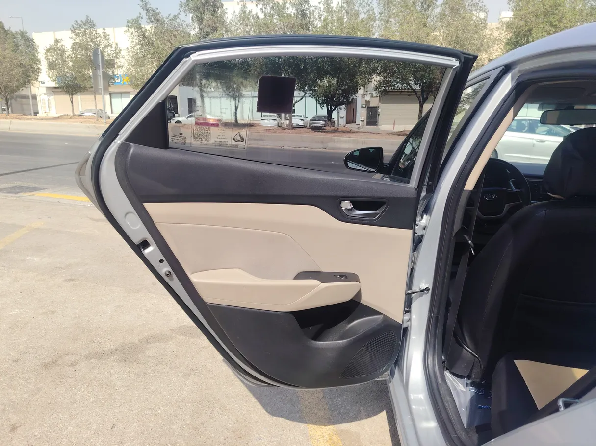 Car image 14