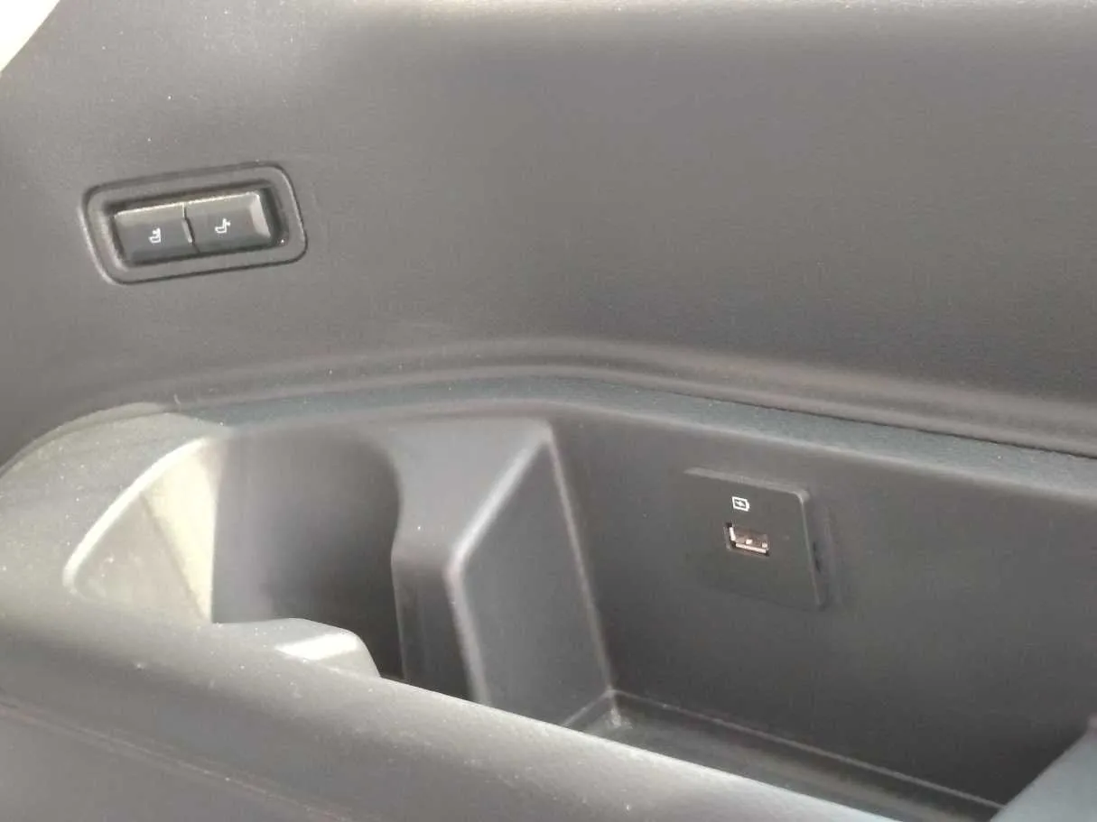 Car image 27