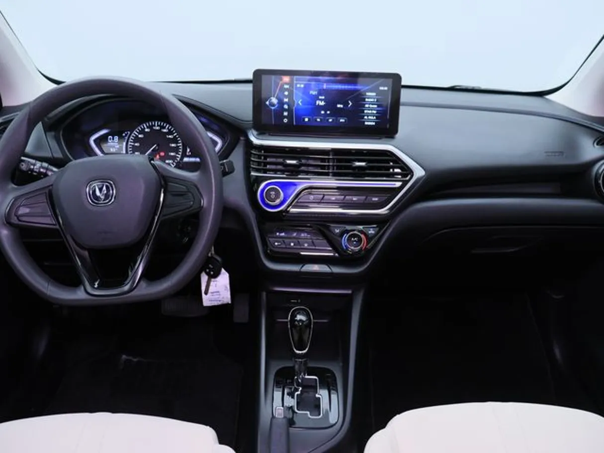 Car image 14
