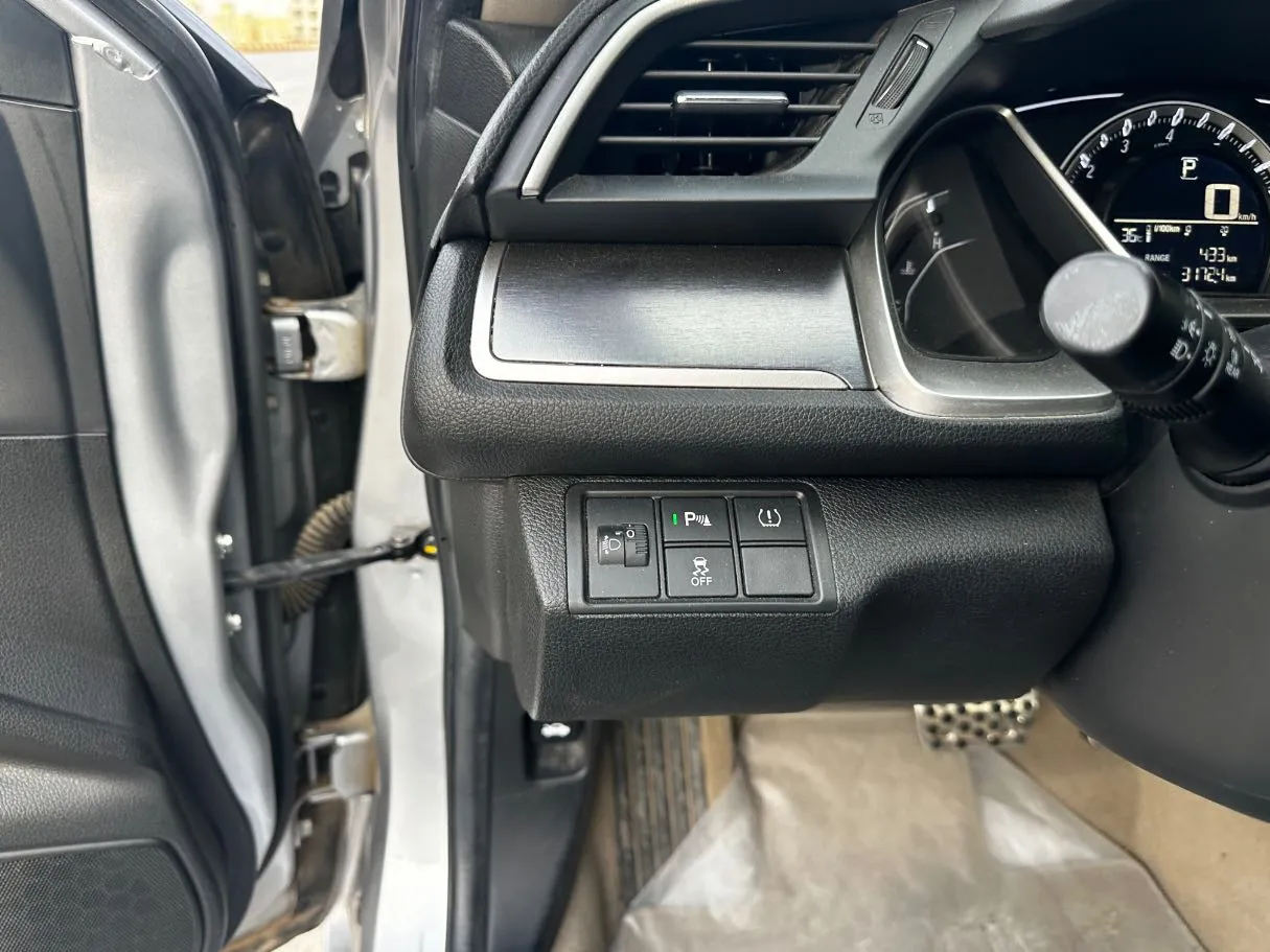 Car image 26