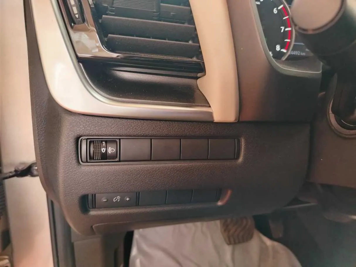 Car image 30