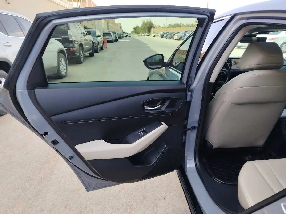 Car image 13
