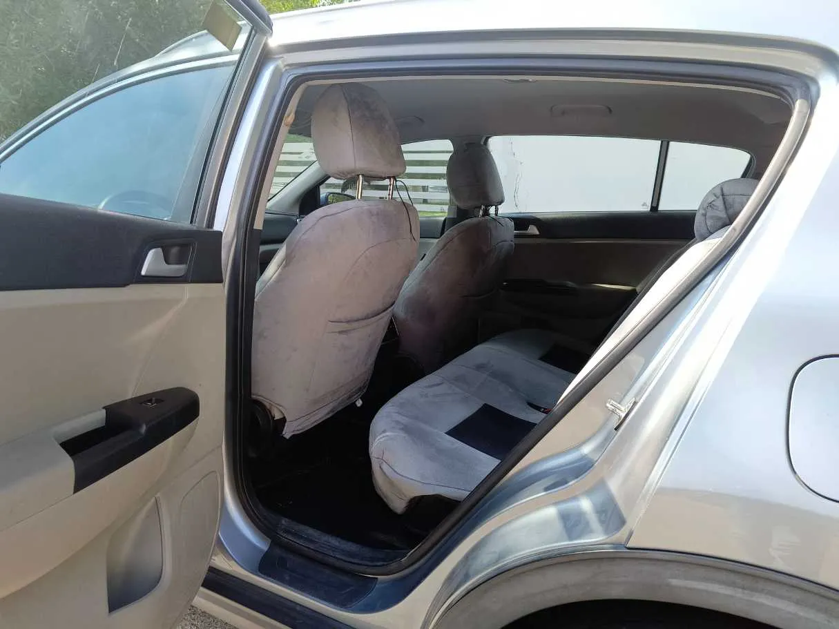 Car image 17
