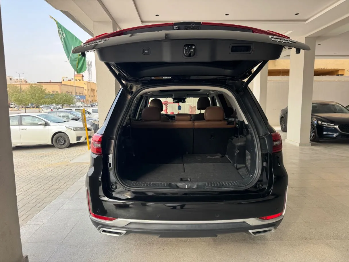 Car image 19