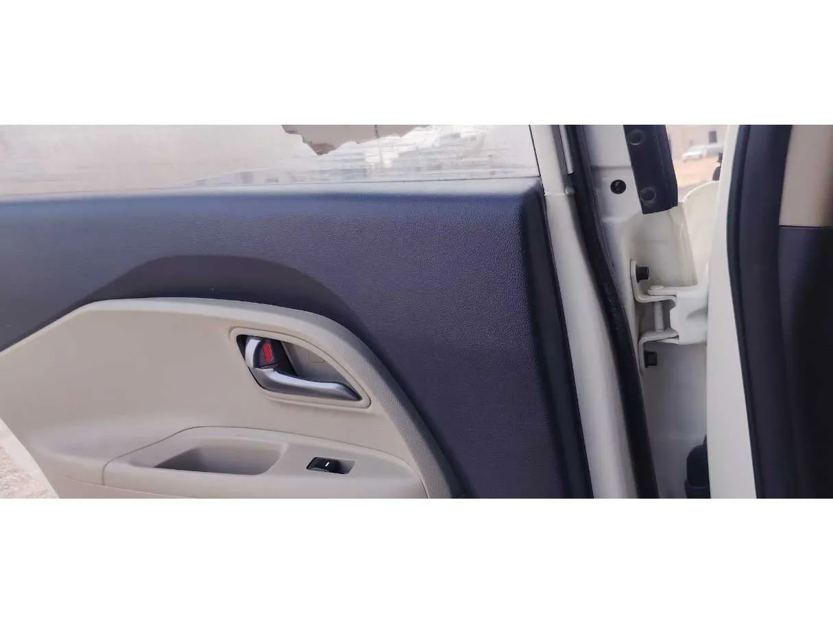Car image 25