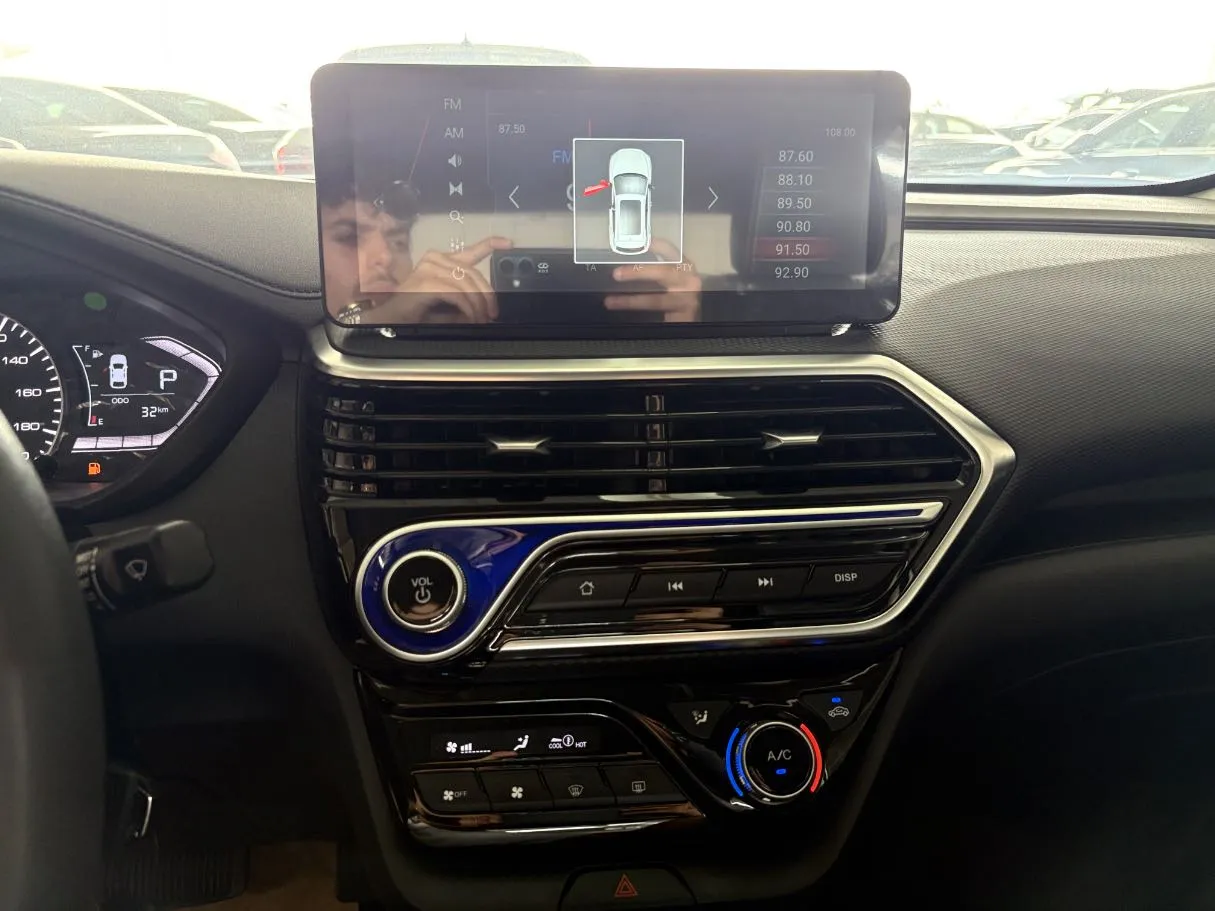 Car image 14