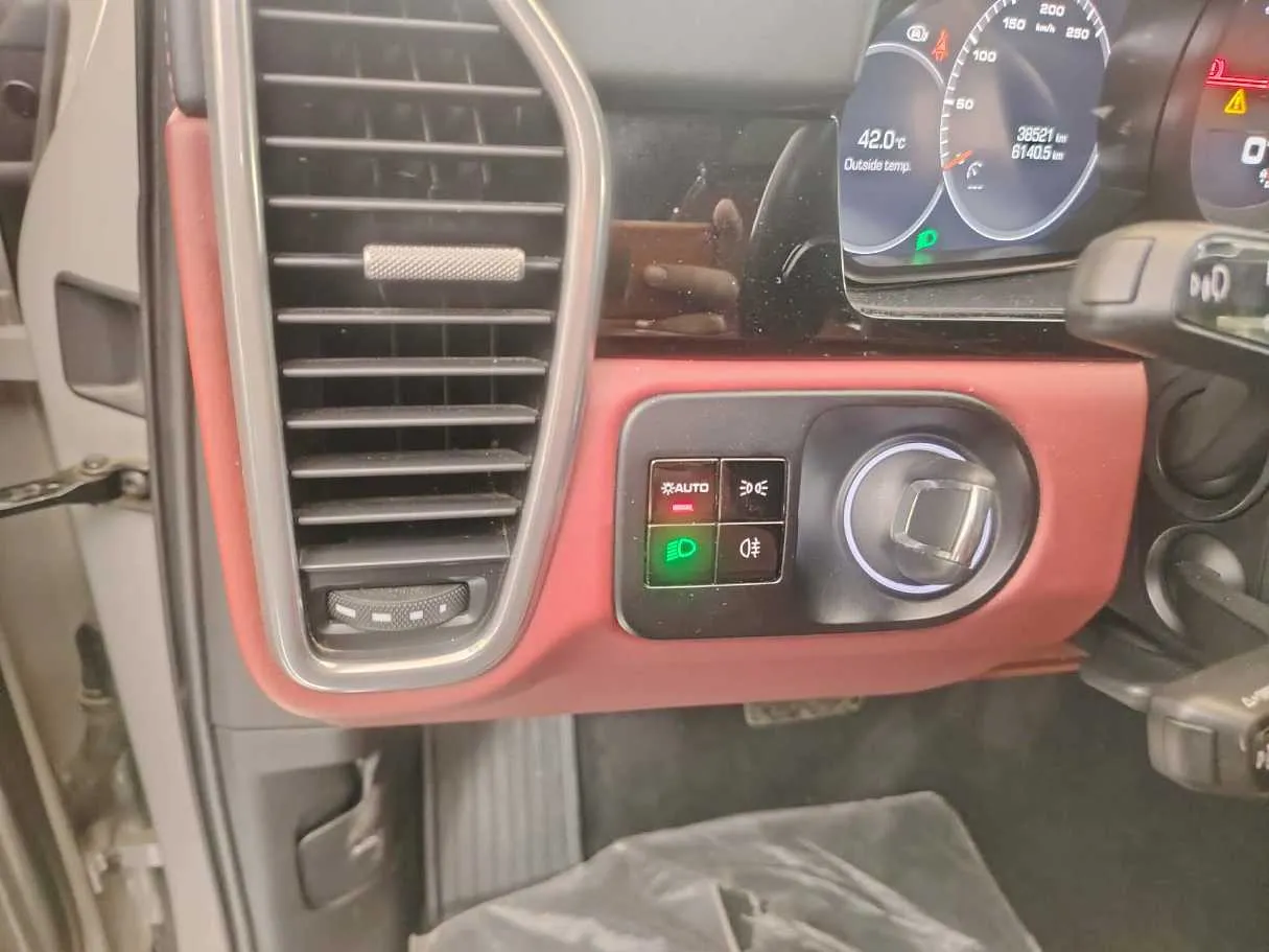 Car image 36