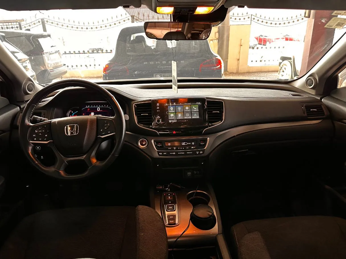 Car image 18