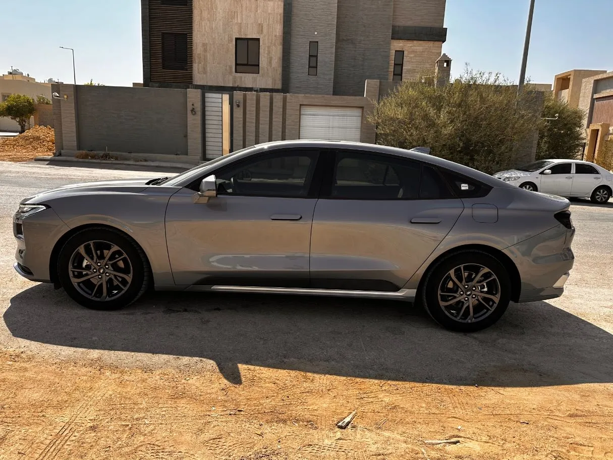 Car image 8
