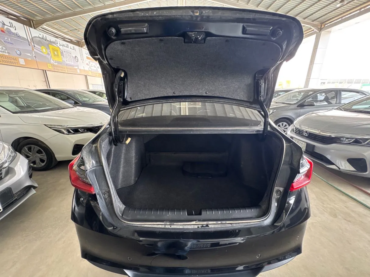 Car image 17