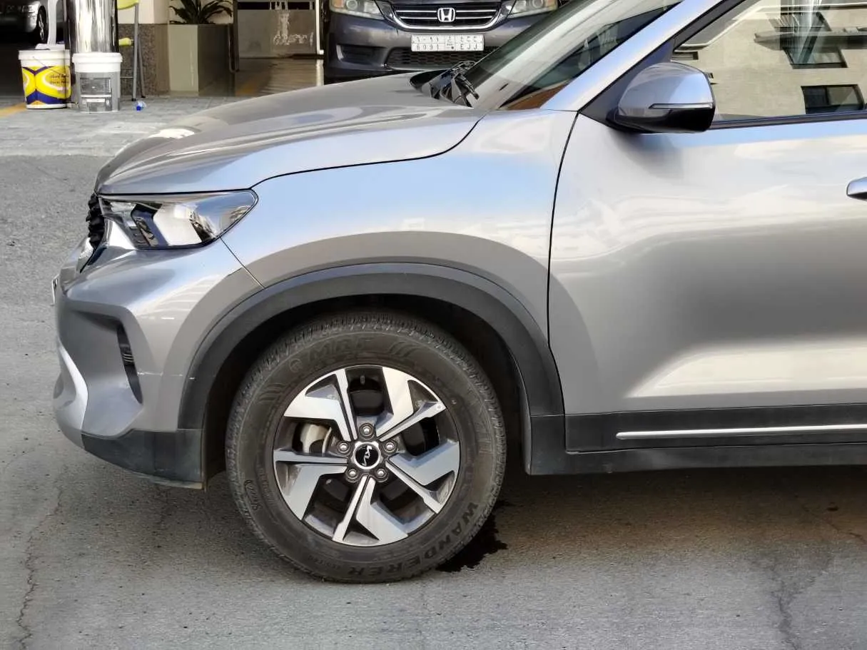 Car image 9